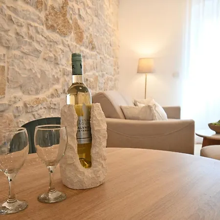 Summer Cave In Center Apartment