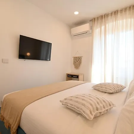 Summer Cave In Center Πόρετς