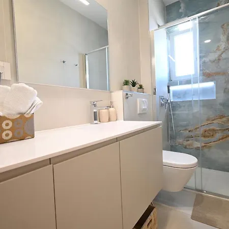 Summer Cave In Center Apartment